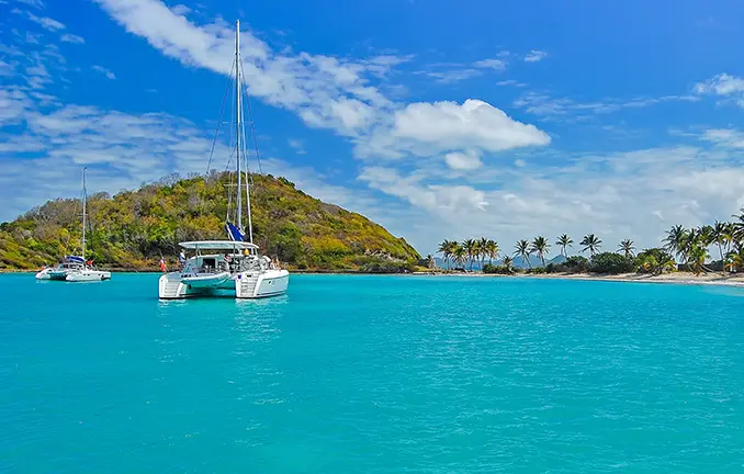 Katamaran ankert vor Mayreau Island in den kleinen Antillen