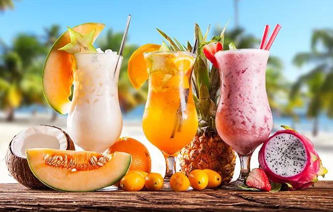 Cocktails in einer Bar in der Karibik