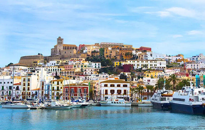 Segelyachten im Hafen vor Ibiza