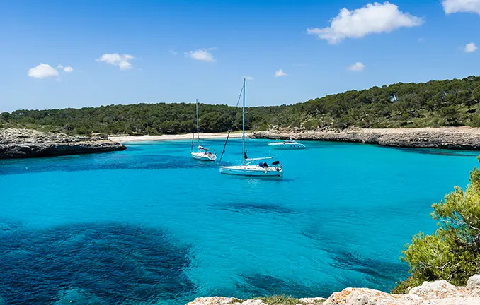 Segeln um Ibiza - Ankern in einer Bucht mit Strand