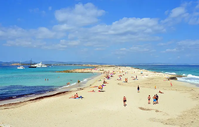 Strand auf Ibiza mit Yachten vor Anker