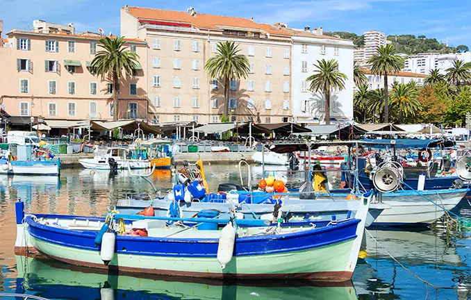 Ajaccio auf Korsika - bunte Fischerboote