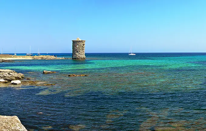 typischer Wachturm auf Korsika