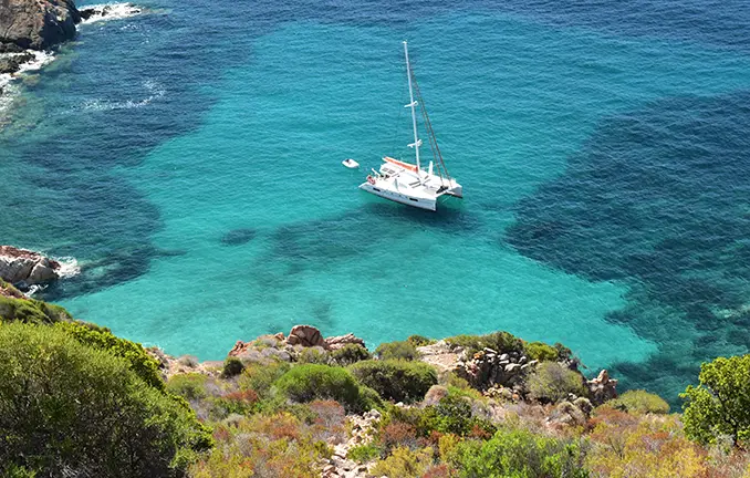 Yachtcharter Korsika - ankern in der Cala di Palu am Capo Rosso Yachtcharter Korsika - ankern in der Cala di Palu am Capo Rosso