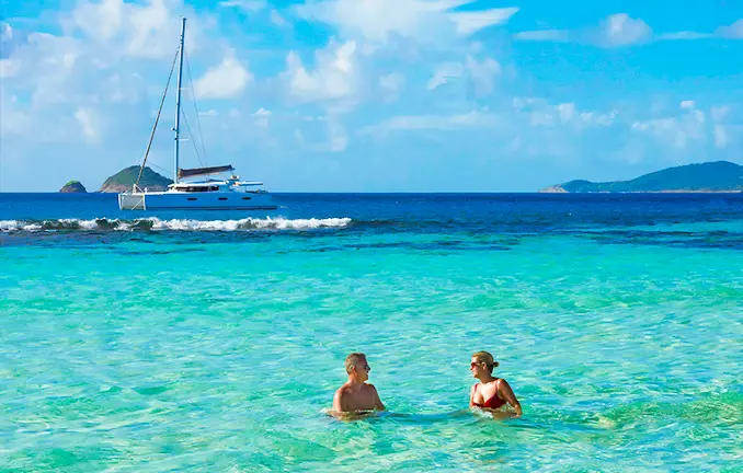 Segeln in der Karibik - baden in türkisblauem Wasser