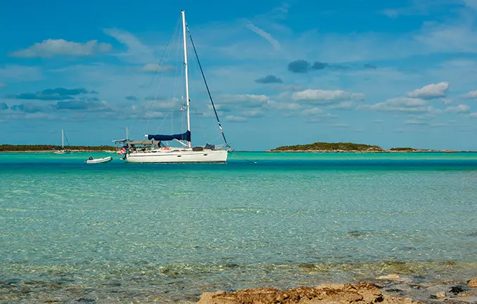 Segelyacht vor Anker in den Exumas, Bahamas