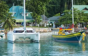 Yachtcharter Seychellen - Katamaran vor Anker