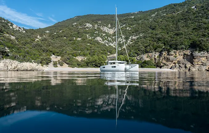 Yachtchater Kroatien - Katamaran aus einer Charterflotte